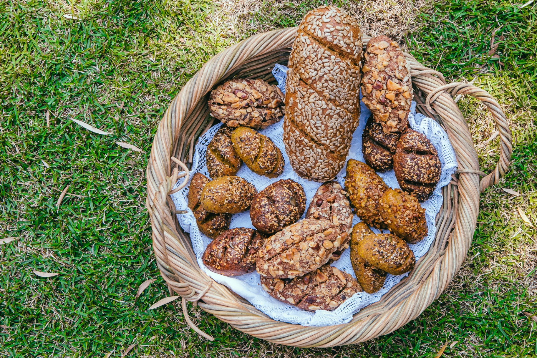 Cesta com diversos pães low carb artesanais