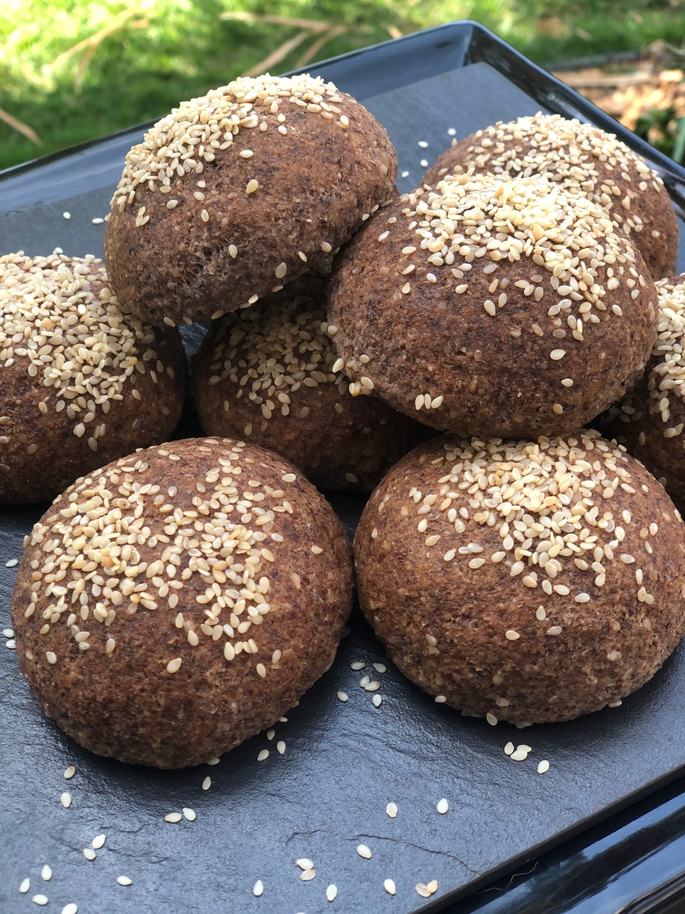 Pães low carb com gergelim recém-assados